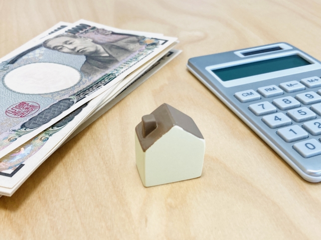 家の模型と電卓