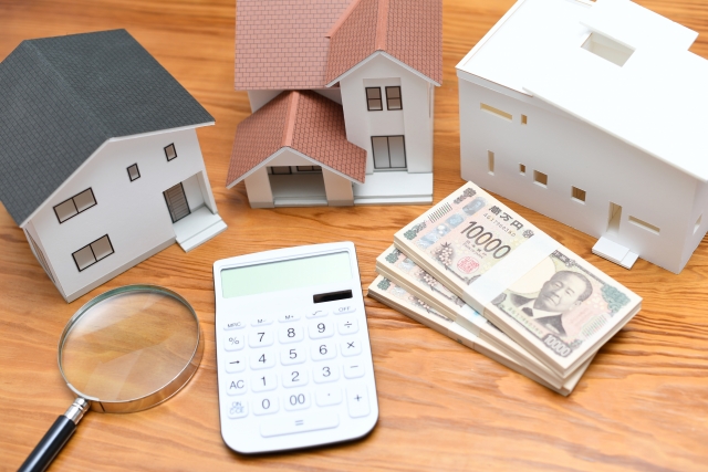 家の模型と電卓