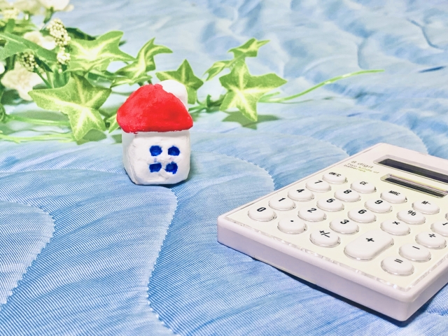 家の模型と電卓