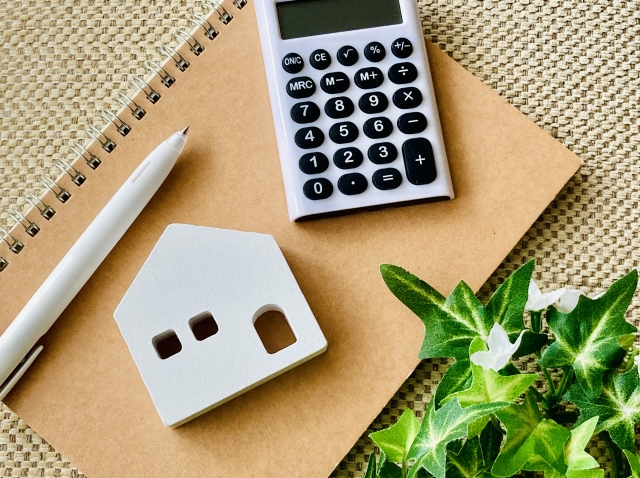 家の模型と電卓