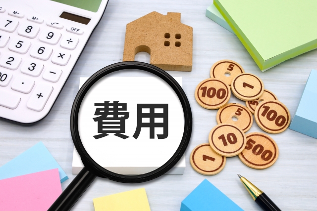 費用の文字と虫眼鏡