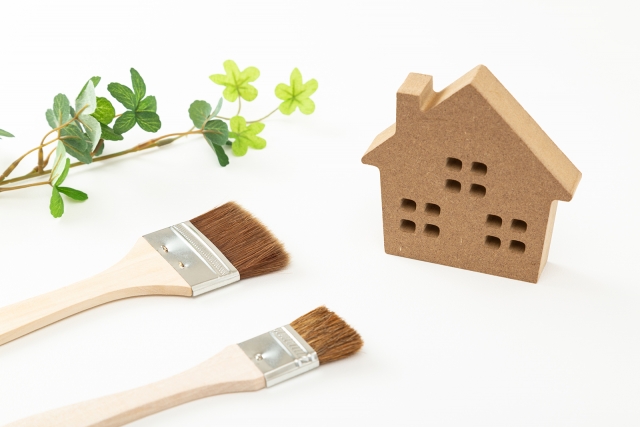 家の模型と刷毛