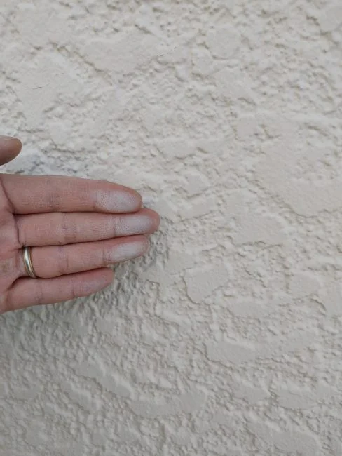 ビフォー:チョーキング現象が起きている壁