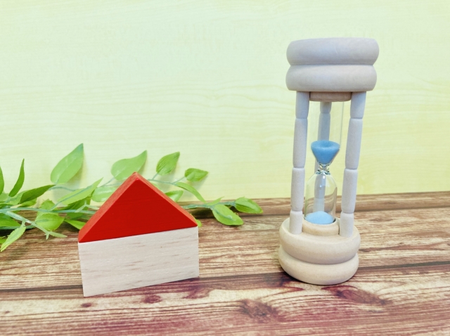 家の模型と砂時計