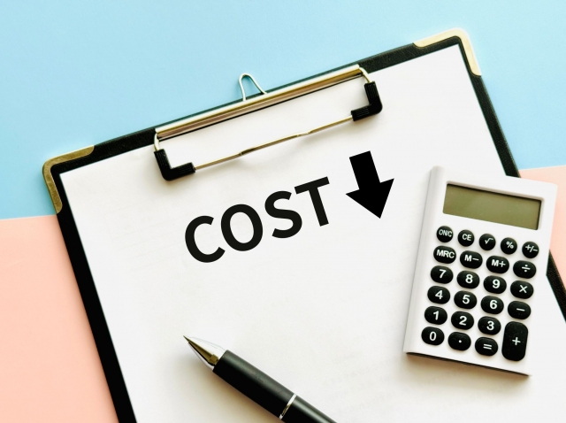 「COST」と書かれたファイルと電卓