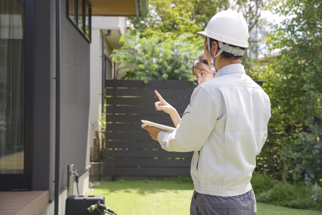 点検中の作業員